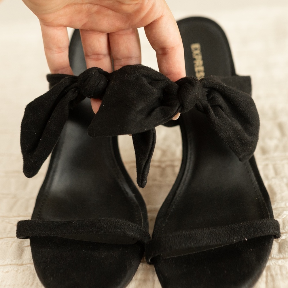 Women’s Express Black Suede Bowtie Slip On Sandals size 8 - Picture 4 of 11